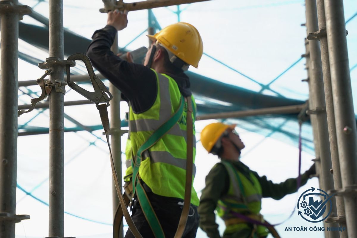 Quan trắc môi trường để bảo vệ sức khỏe người lao động