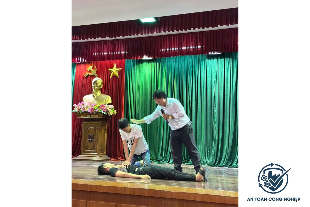 Chương trình huấn luyện cho Nhóm 3 bao gồm lý thuyết và thực hành