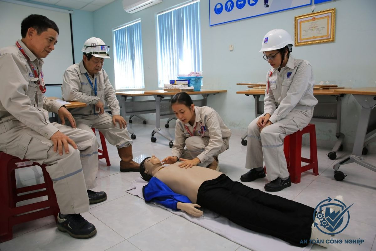 Nhóm 5 gồm những người làm công tác y tế tại nơi làm việc cần được huấn luyện an toàn lao động