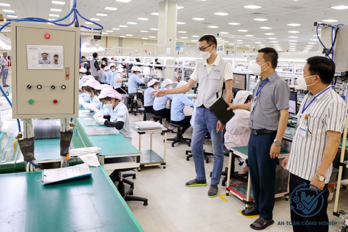 Lao động nhóm 5 cần nghiệp vụ đặc thù hơn so với nhân viên y tế tại bệnh viện vì họ trực tiếp đối mặt với môi trường sản xuất