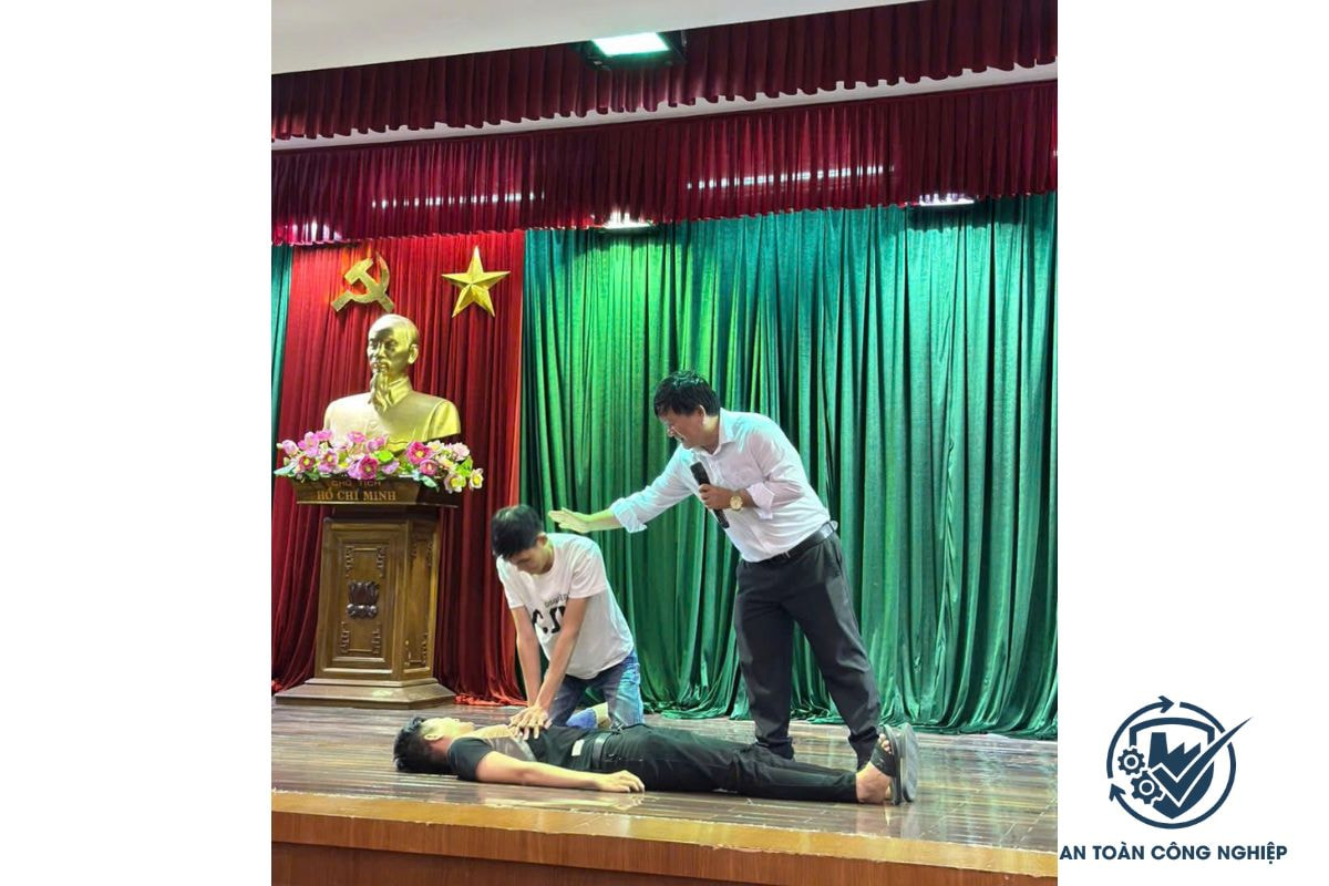 Nhóm 5 có tổng thời gian đào tạo lớn nhất