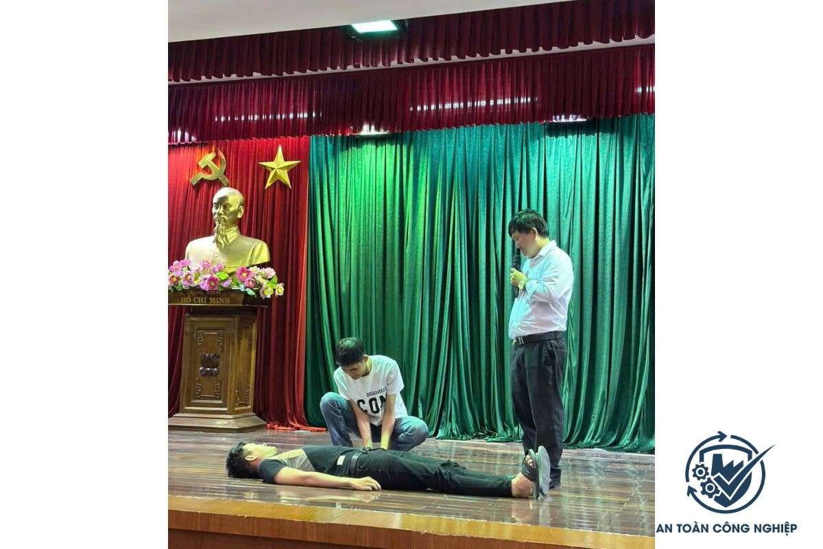 Chương trình huấn luyện an toàn lao động Nhóm 5 tập trung vào khả năng xử lý y tế thực tế tại nơi làm việc