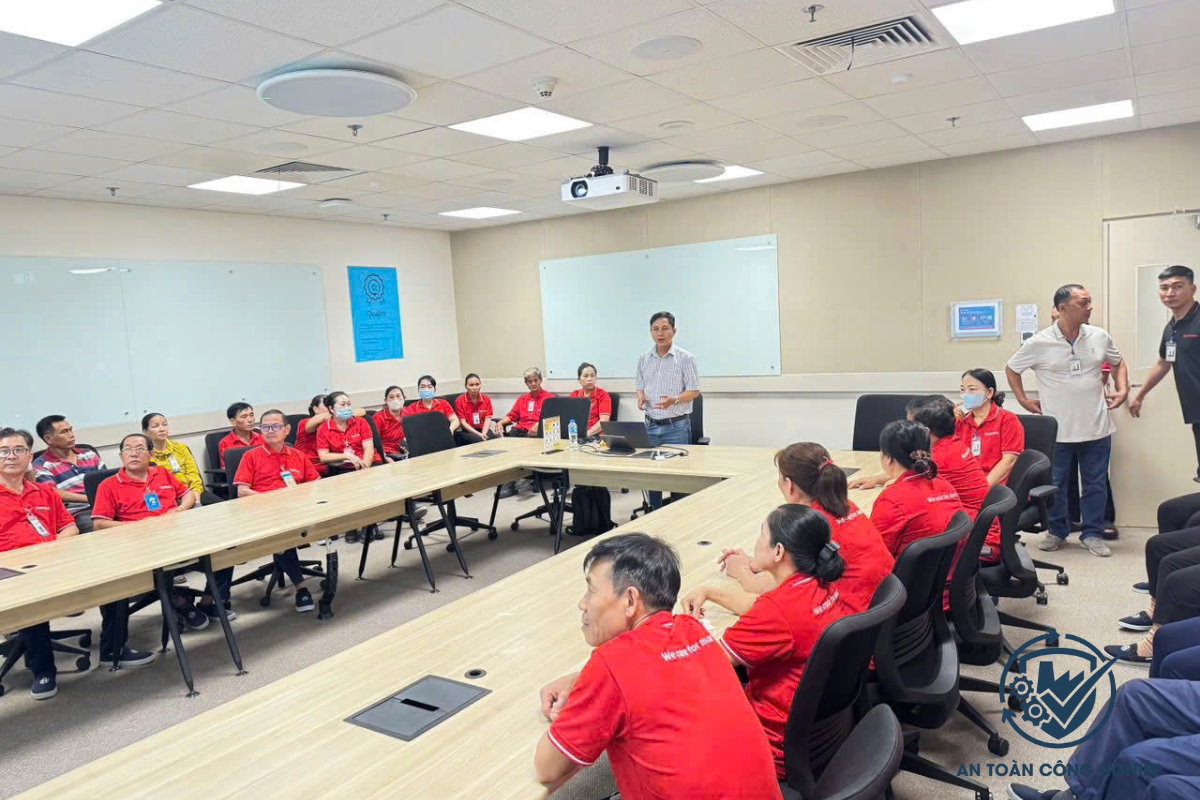 Nhóm 6 là những lao động trong các tổ sản xuất, am hiểu về chuyên môn và kỹ thuật an toàn lao động.