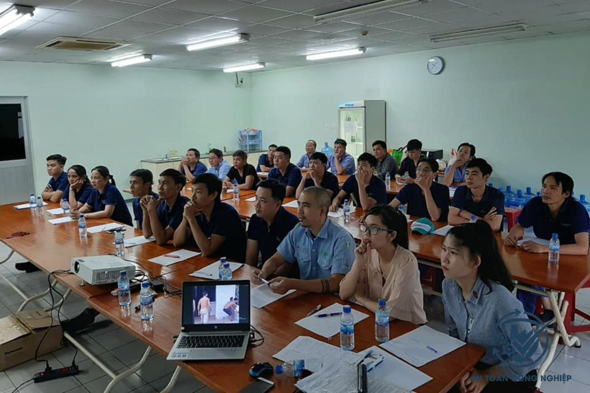 Thời gian học nội dung huấn luyện an toàn lao động nhóm 6 lần đầu là 4 giờ